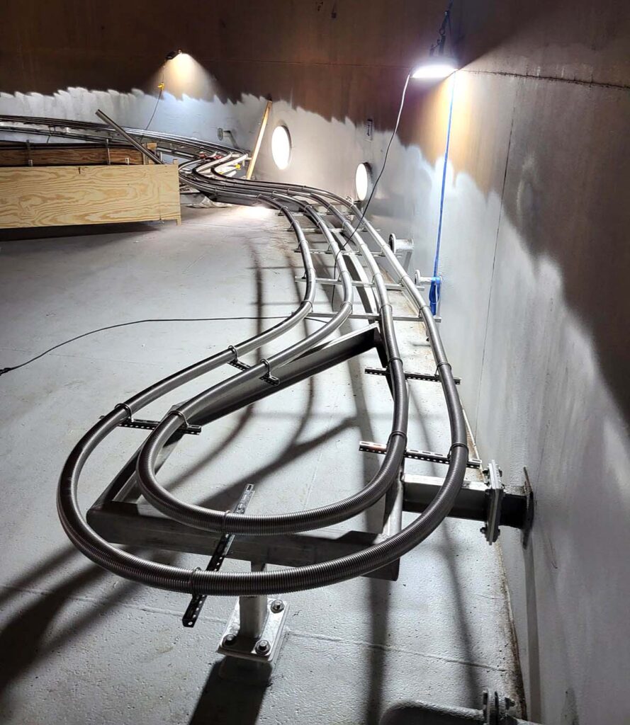 Med de flexibla rören från BRUGG kan installationen göras utmed tankvagnen för att underlätta rengöring. Installationen har gjorts av specialisterna på GH Svetsteknik.